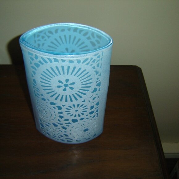 Tall light blue oval frosted snowflake art glass vase VGU - Picture 2 of 3